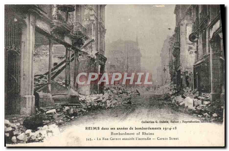 CPA Reims Dans Ses Annees de Bombardements La rue Carnot aussitot l'incendie Militaria