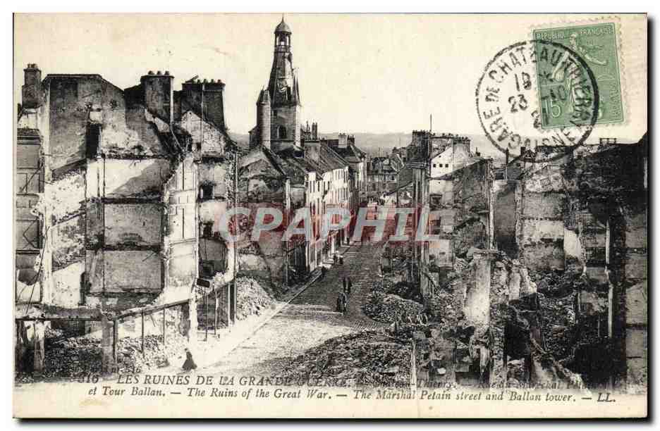 CPA Reims Rue du Marechal Petain et tour Ballan Militaria