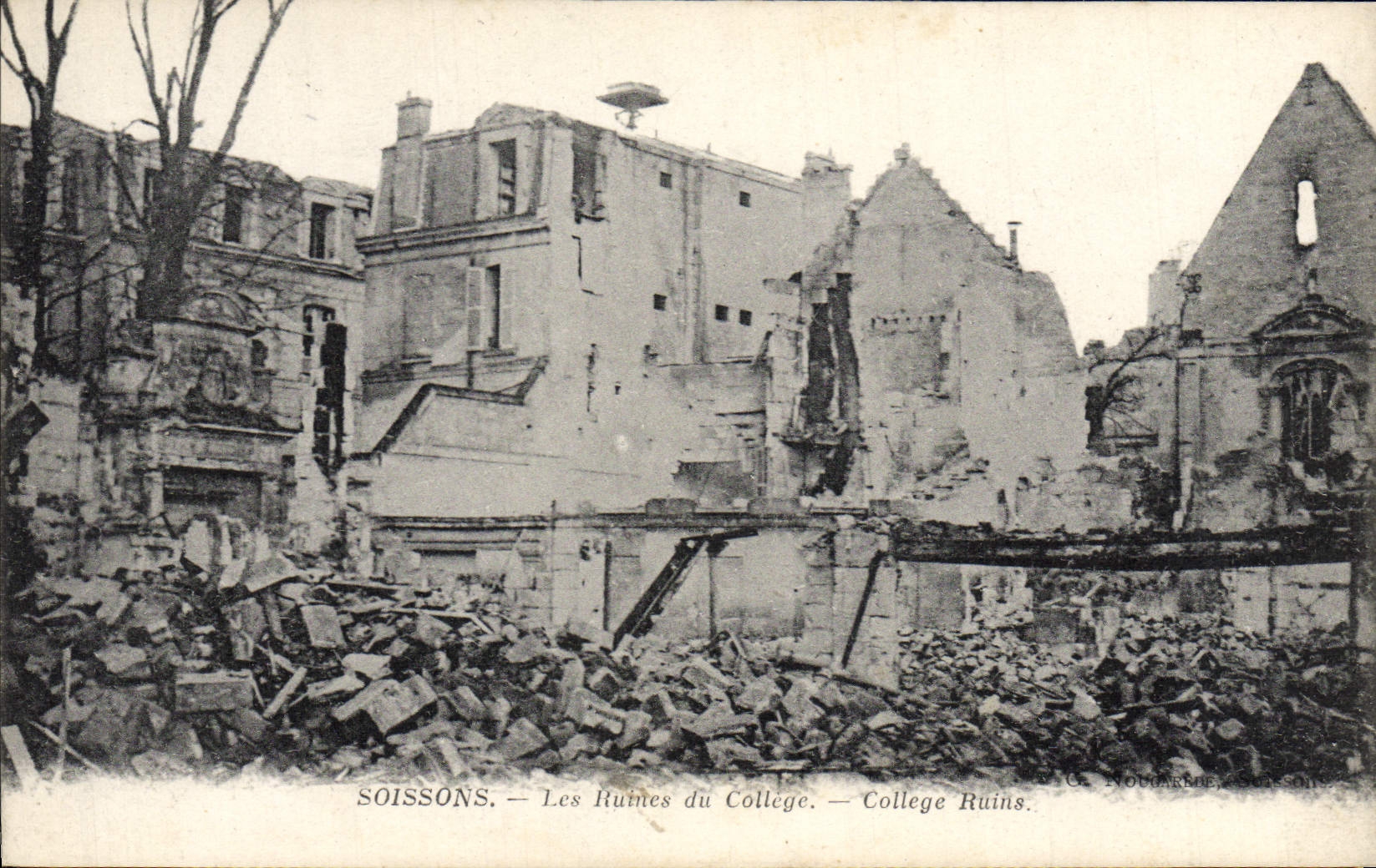 CPA Soissons Les Ruines du College Militaria