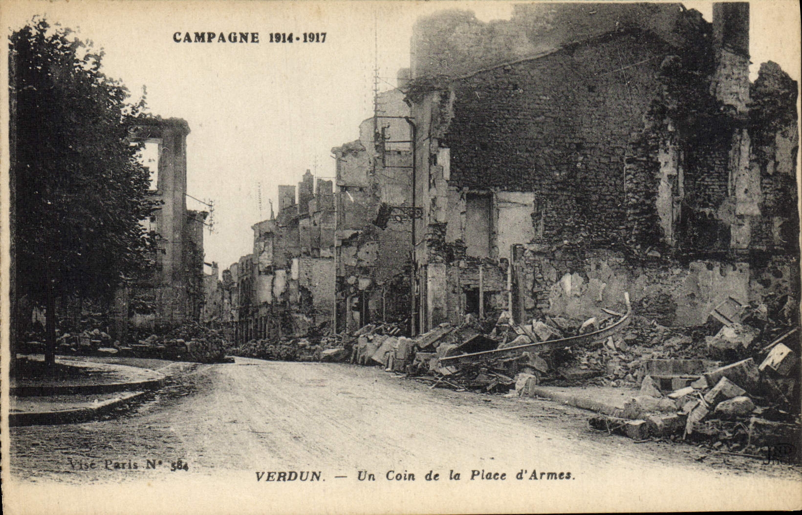 CPA Verdun Un Coin de la Place d'Armes Militaria