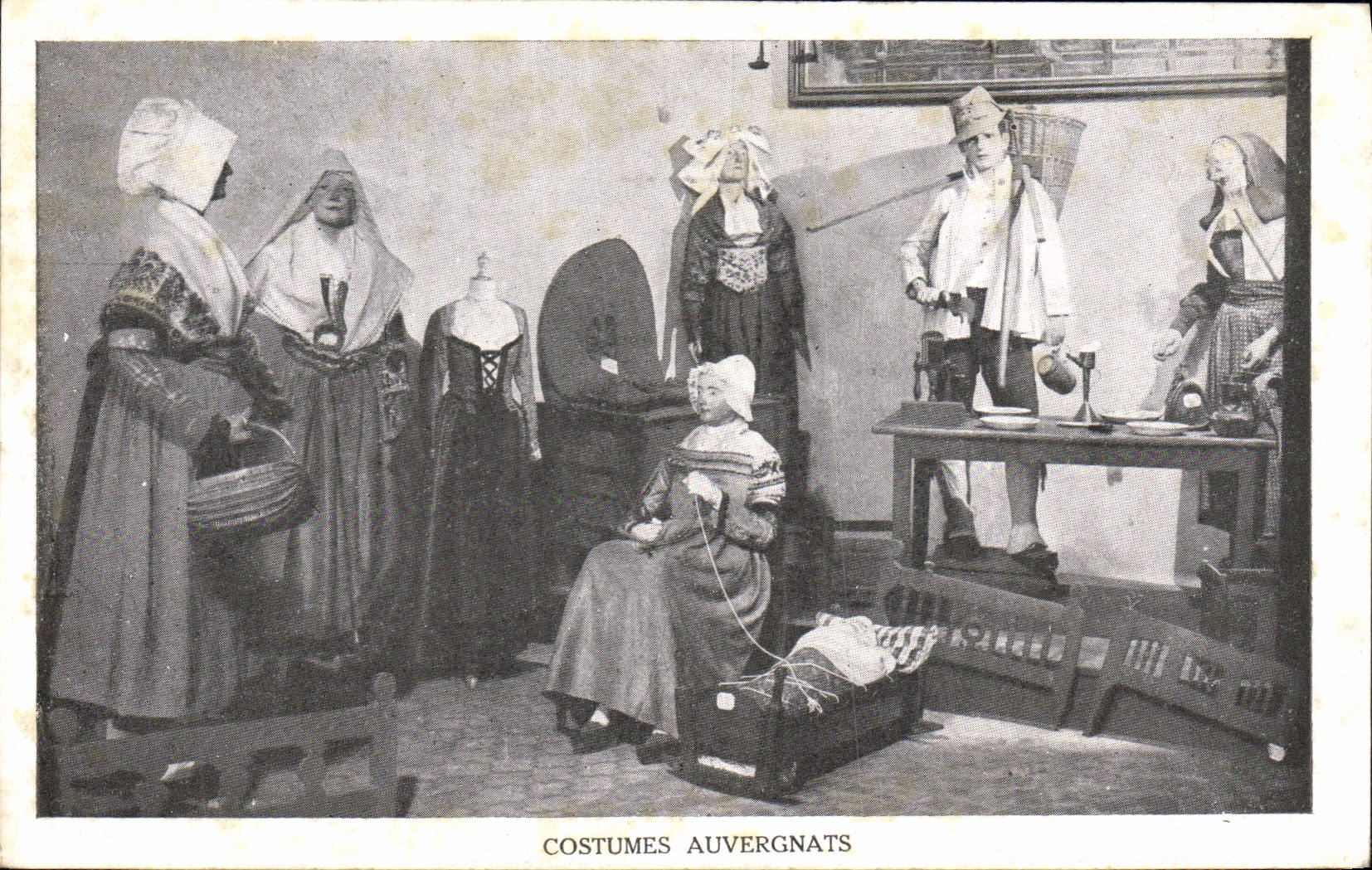 Costumes Auvergnats — exposition de costumes traditionnels — Plus Vallier, Imp. Clermont-Ferrand