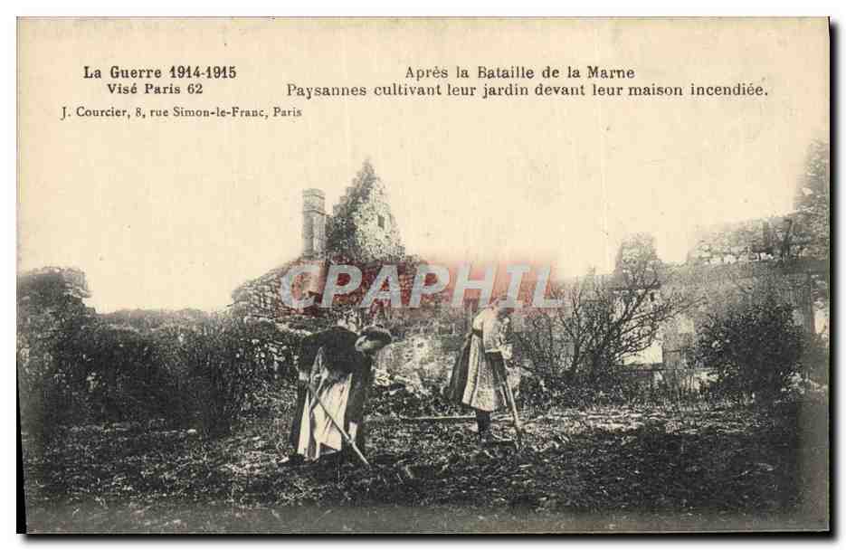CPA La Guerre Apres la Bataille de la Marne Paysannes cultivant leur jardin devant leur maison incendiee Militaria