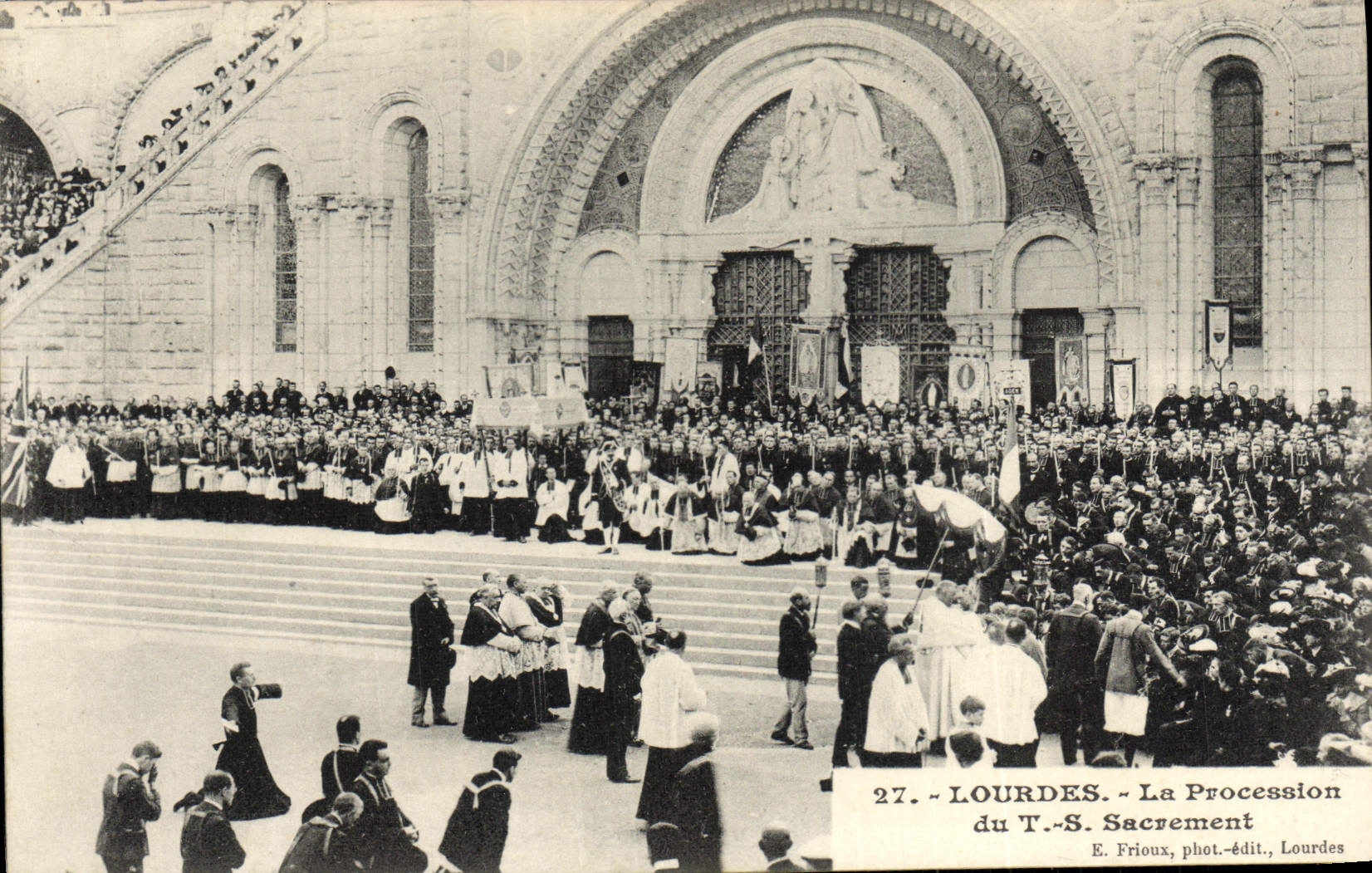 CPA Lourdes La Procession du Ts Sacrement