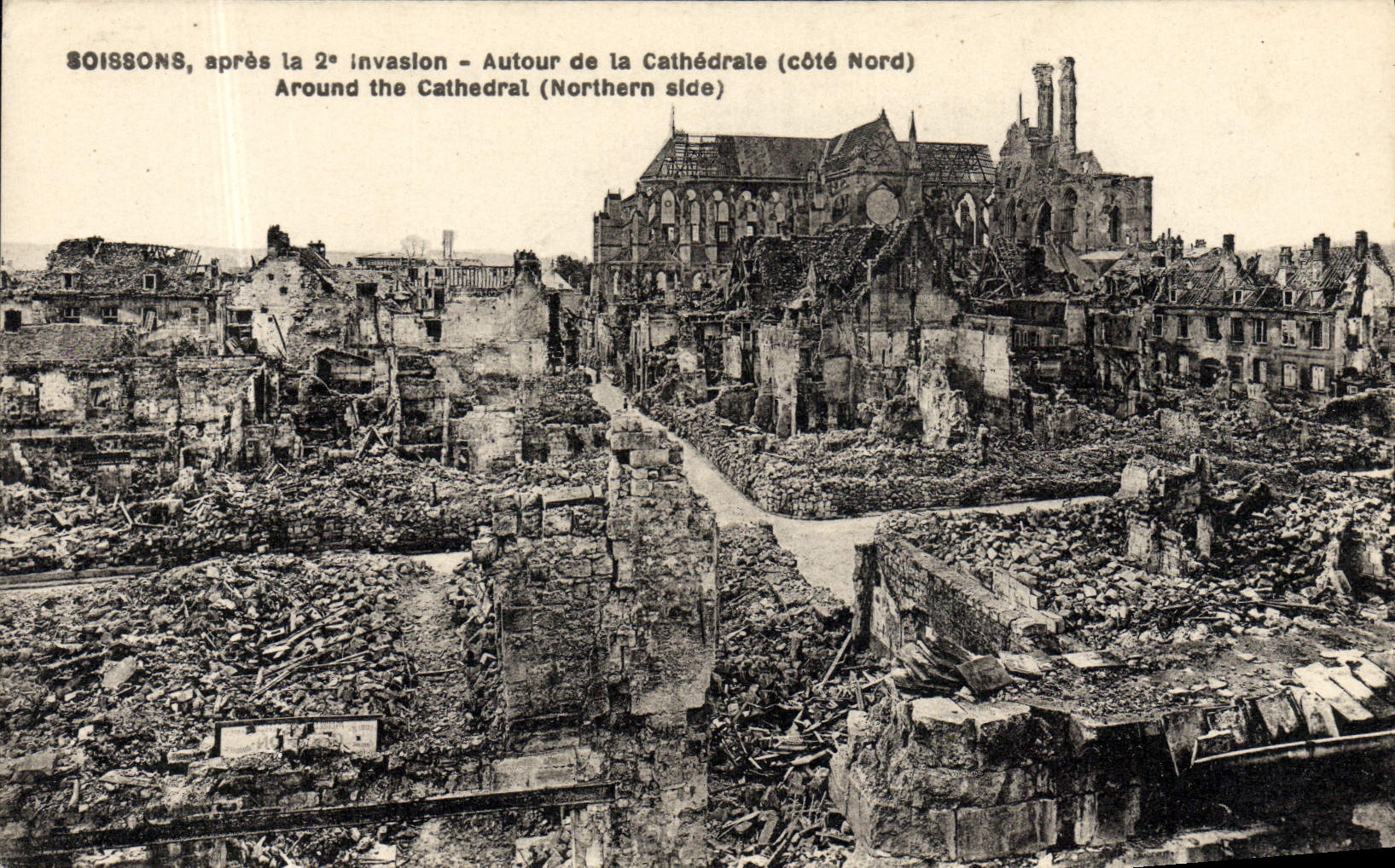 CPA Soissons Autour de la Cathedrale Militaria