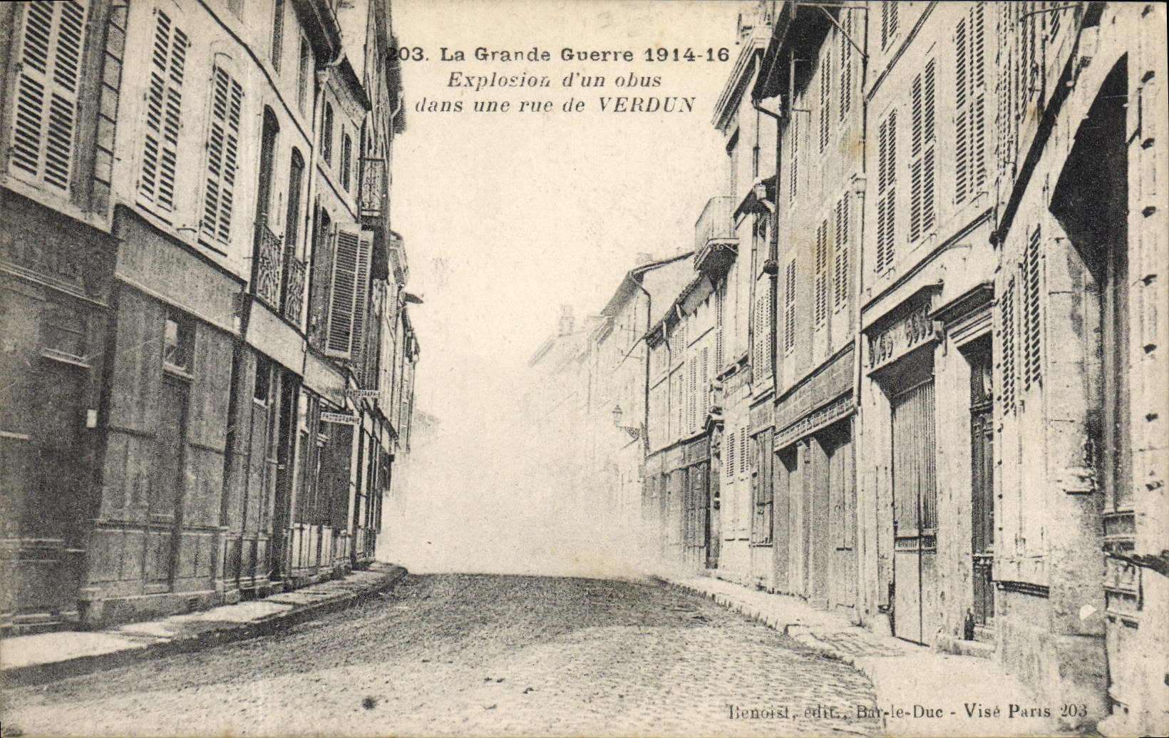 CPA La Grande Guerre Explosion d'un obus Dans Une rue de Verdun Militaria