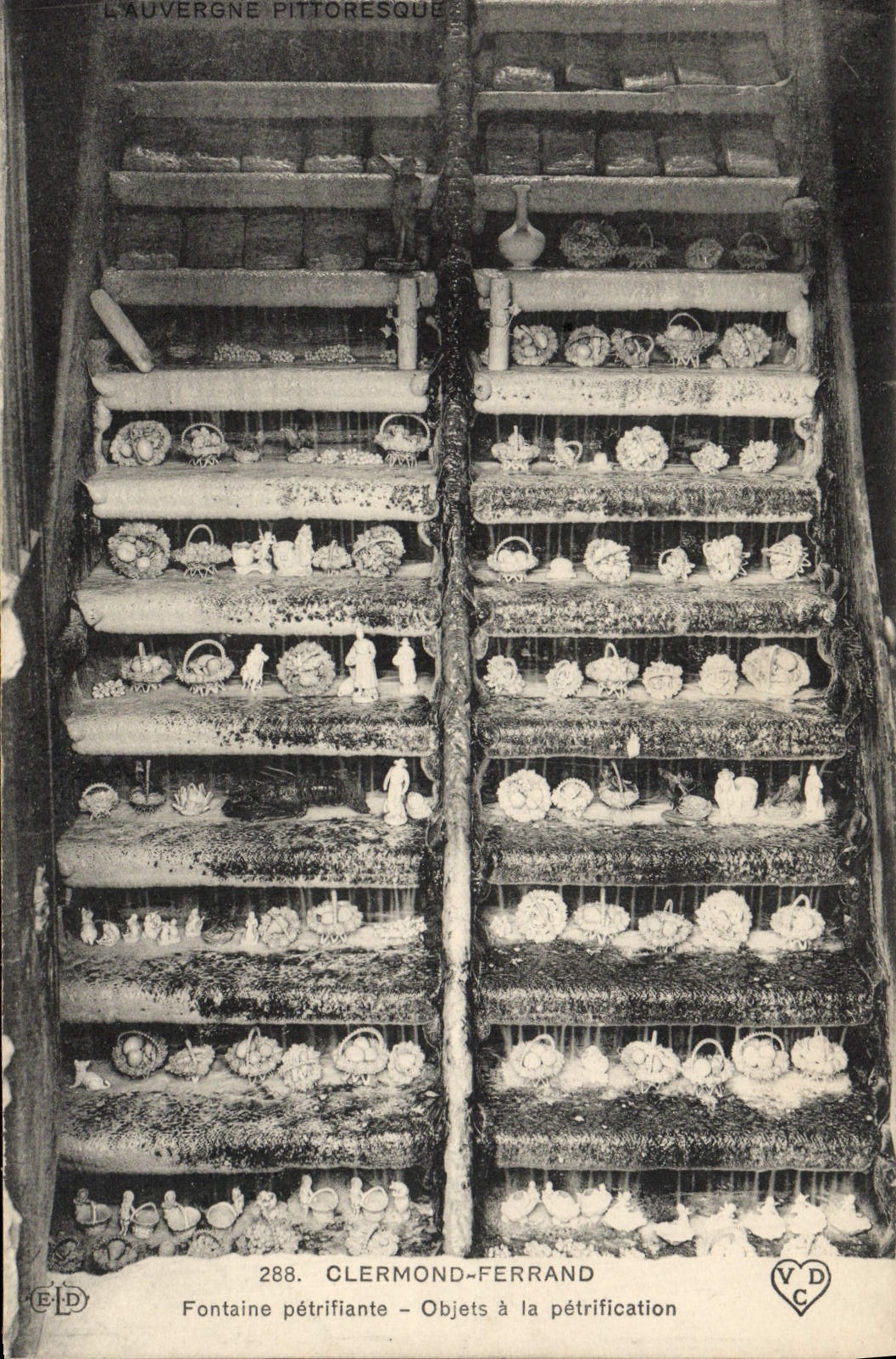 CPA Clermond Ferrand Fontaine Petrifiante Objets de la petrification