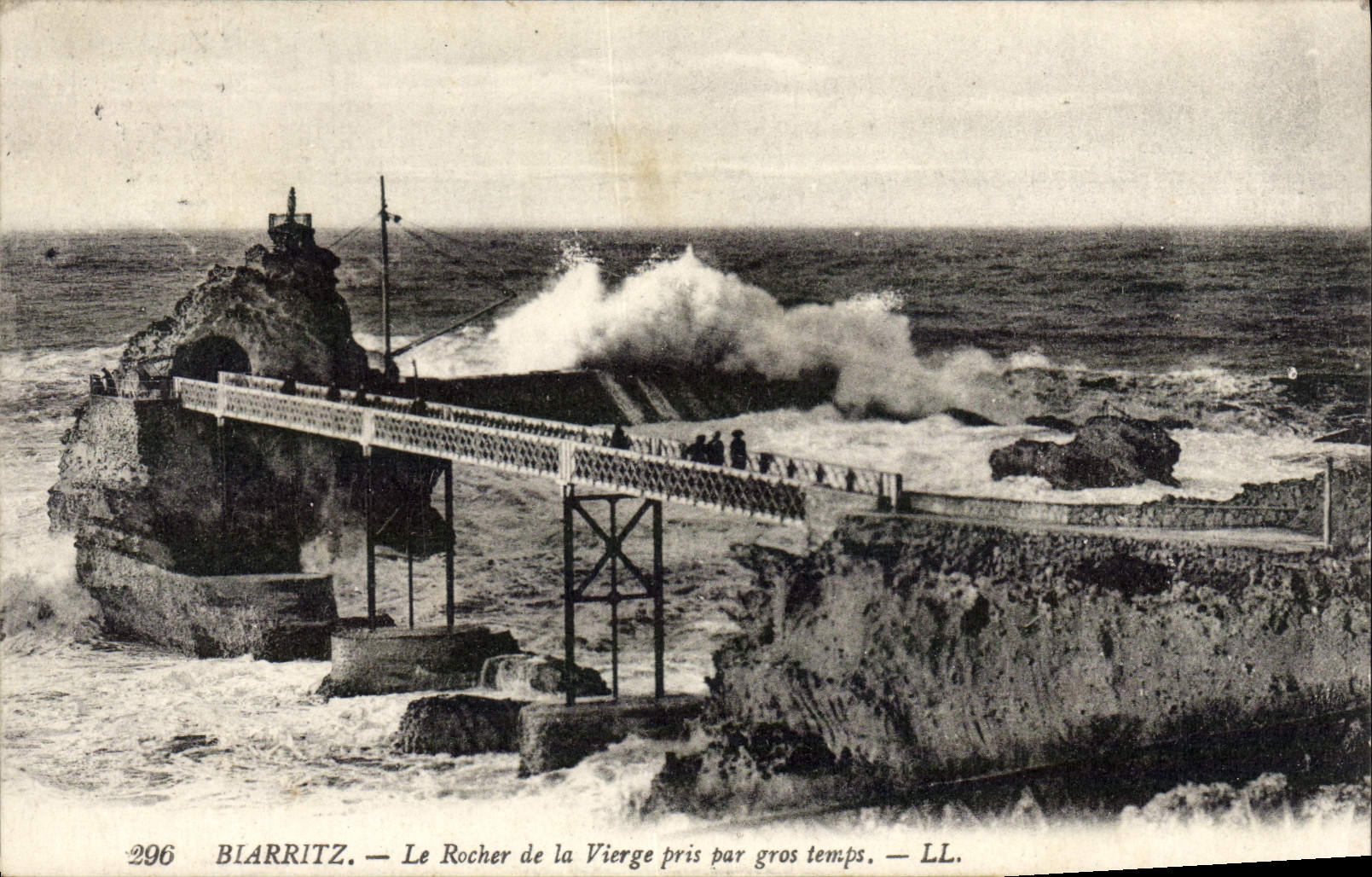 CPA Biarritz Le Rocher de la Vierge Pris Par Gros temps