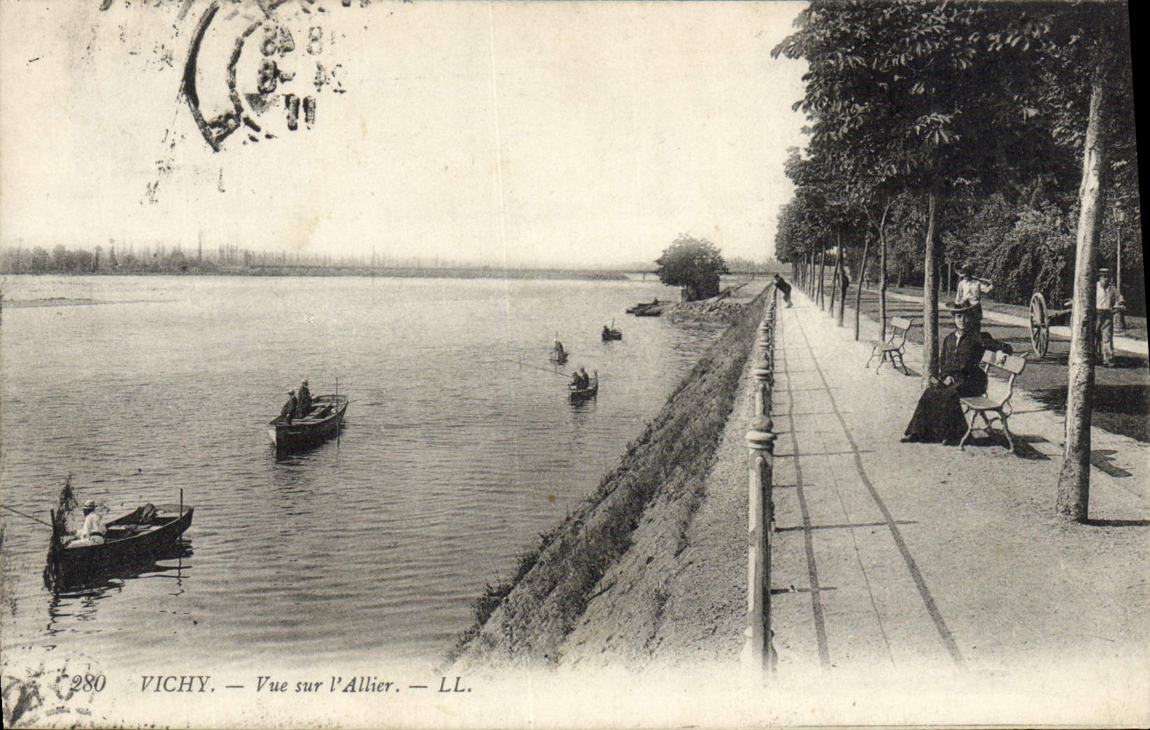CPA Vichy Vue sur l'Allier
