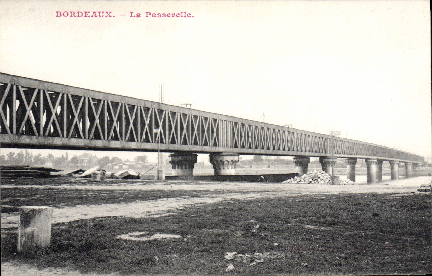 Bordeaux - La Passerelle — Pont métallique sur le fleuve