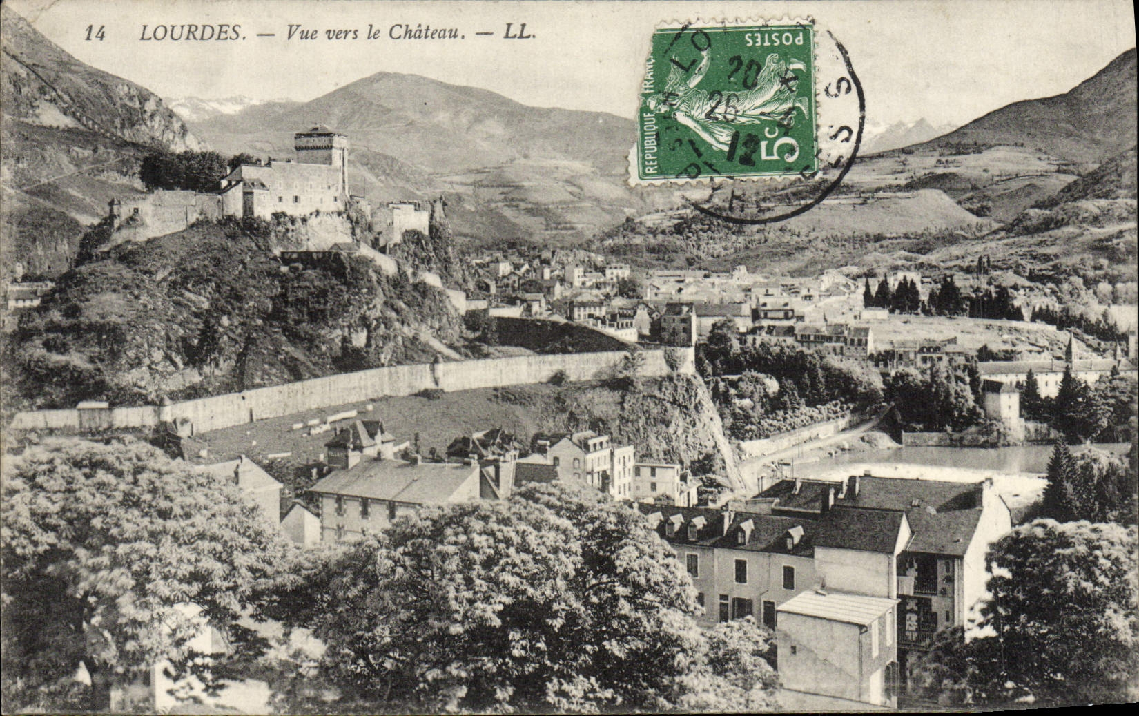 CPA Lourdes Vue Vers le Chateau