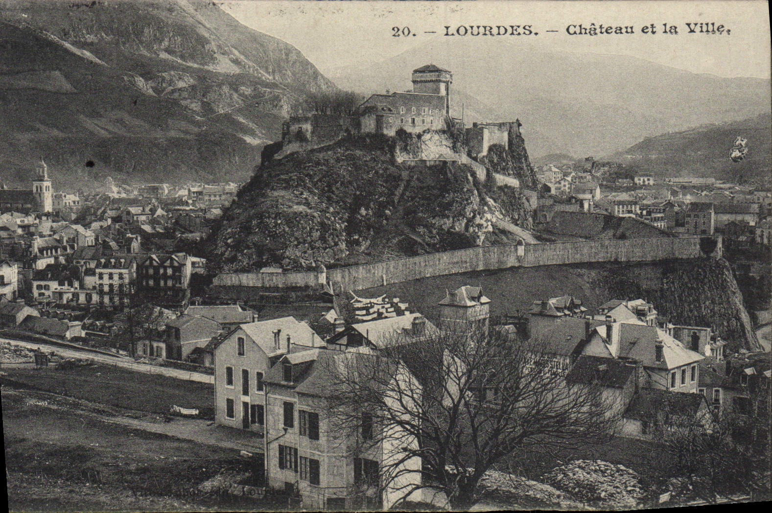 CPA Lourdes Chateau et la ville