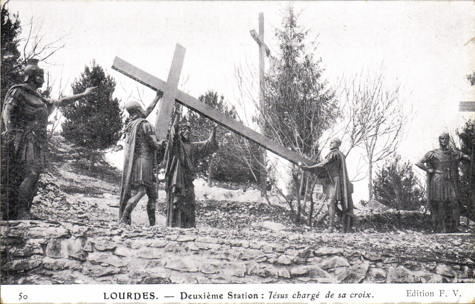CPA Lourdes Deuxieme Station charge de sa croix