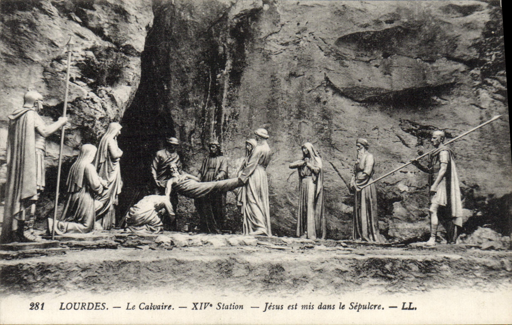 CPA Lourdes Le Calvaire Jesus est mis dans le Sepulcre