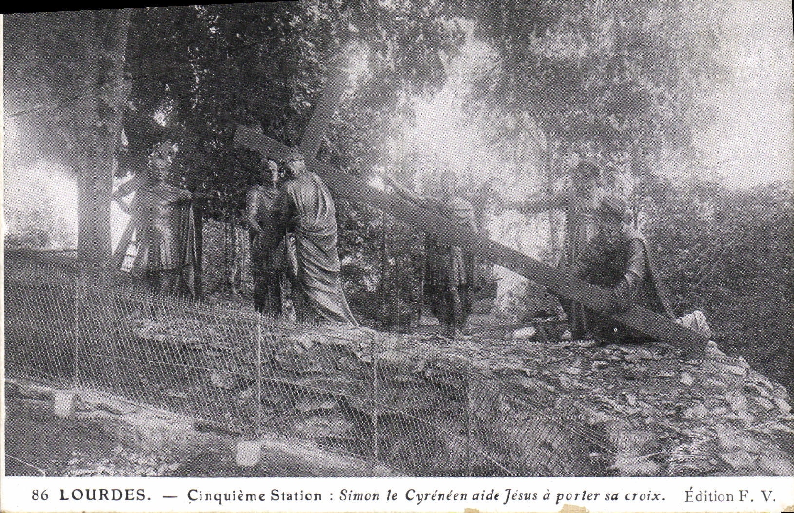 CPA Lourdes Cinquieme Station Simon Le Cyreneen aide Jesus a porter sa Croix