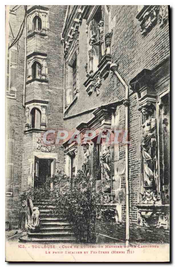 Toulouse - Cour de l'Hôtel de Maynier du de Lasbordes - Le Petit Escalier et Fenêtres (Henri III)