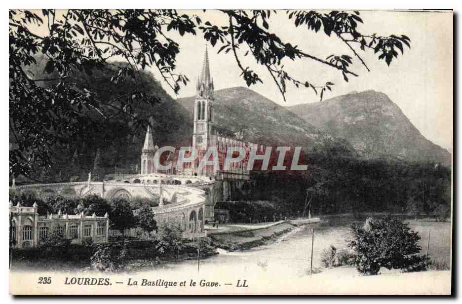 CPA Lourdes La Basilique et le Gave