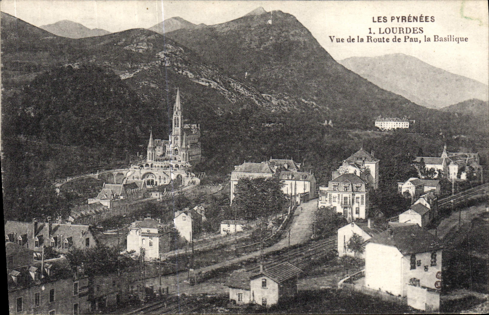 CPA Lourdes Vue de la Route de Pau La Basilique