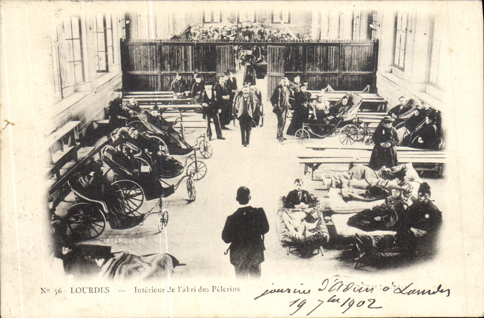 CPA Lourdes Interieur de l'abri des Pelerins