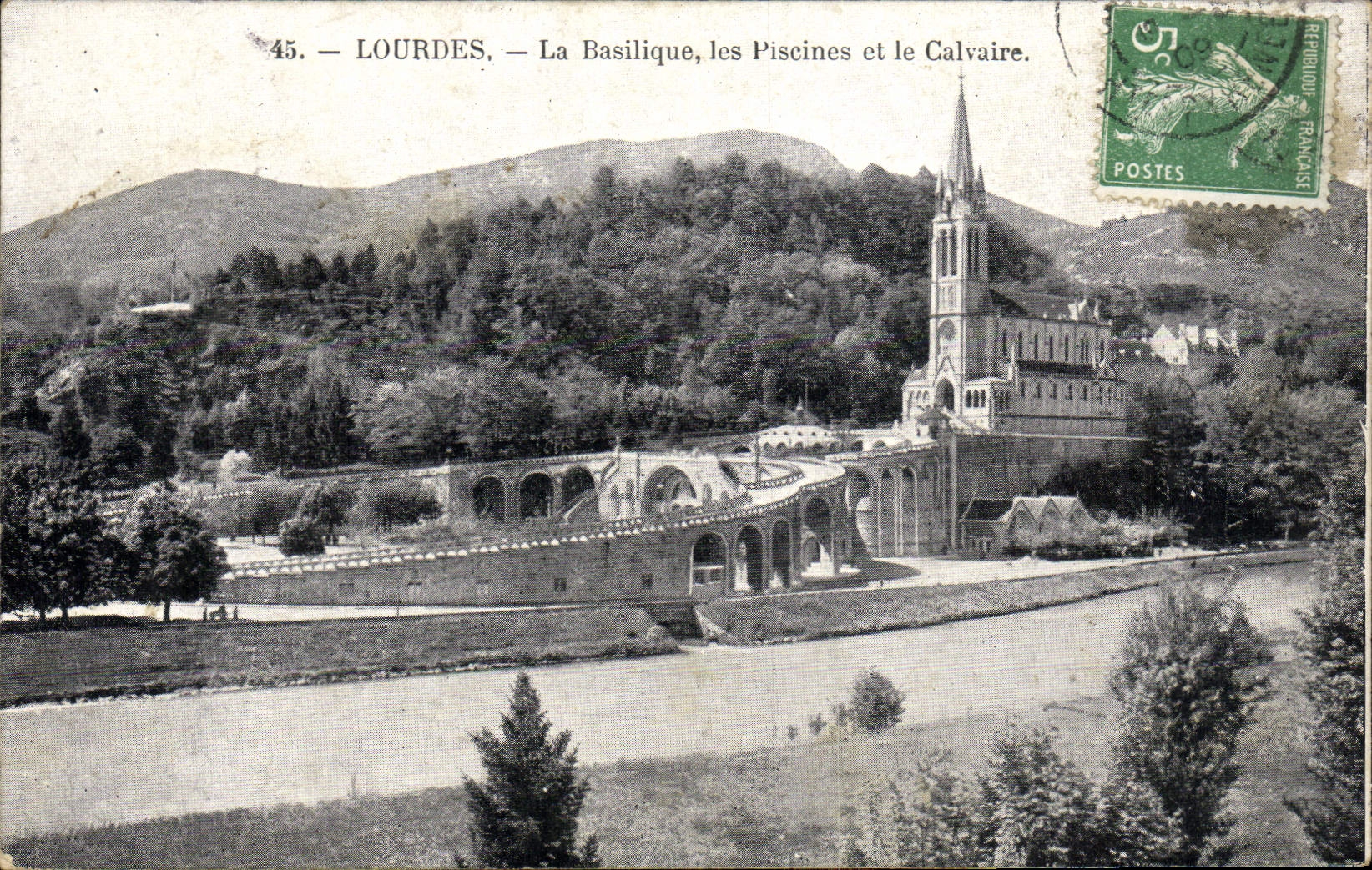 CPA Lourdes La Basilique Les Piscines et le Calvaire