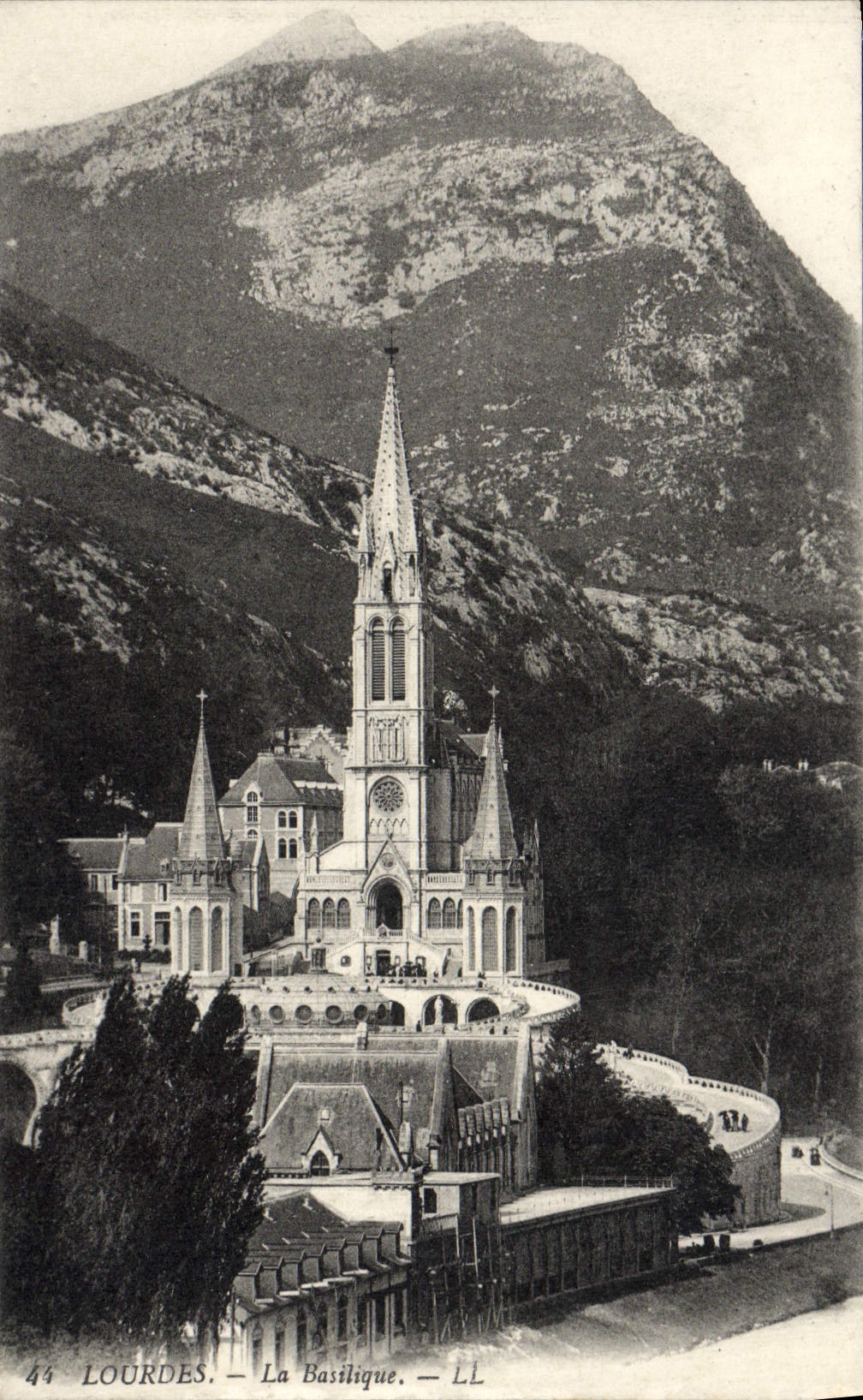 CPA Lourdes La Basilique