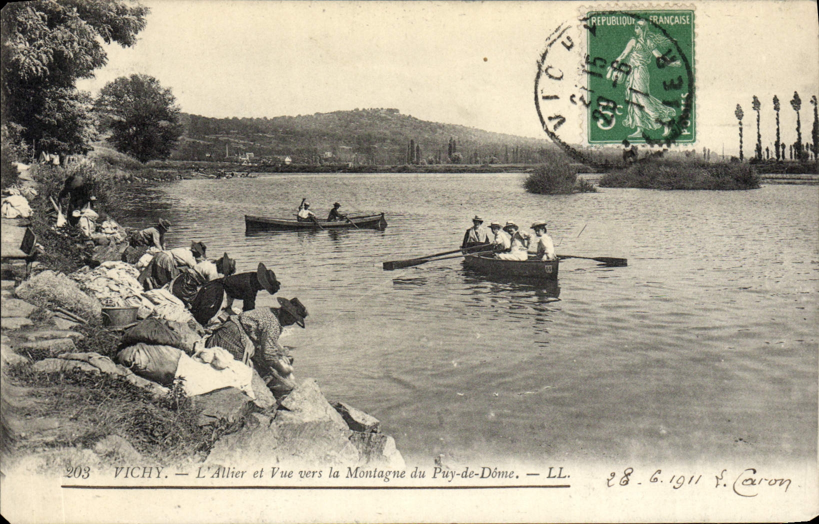 CPA Vichy L'Allier et Vue vers la Montagne du Puy de Dome Lavandieres