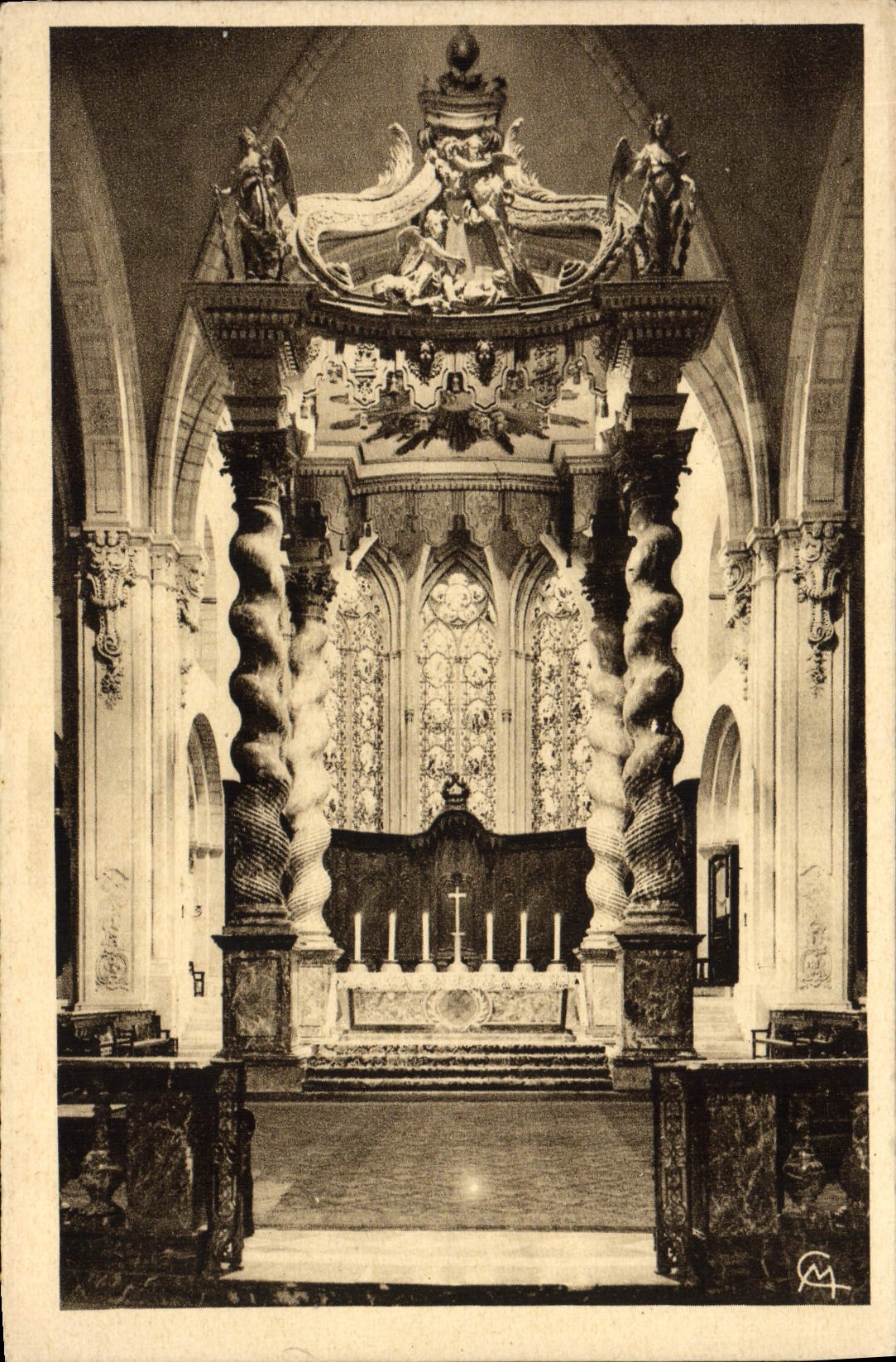 Verdun — Sa Cathédrale — Le "Ciborium" aux colonnes de marbre, réplique de celui de Saint-Pierre de Rome