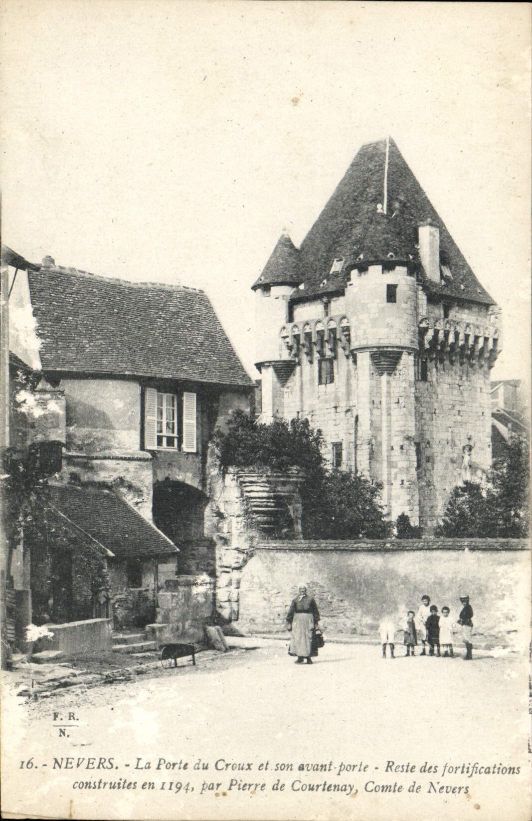 CPA Nevers La Porte du Croux et son avant porte Reste des fortifications
