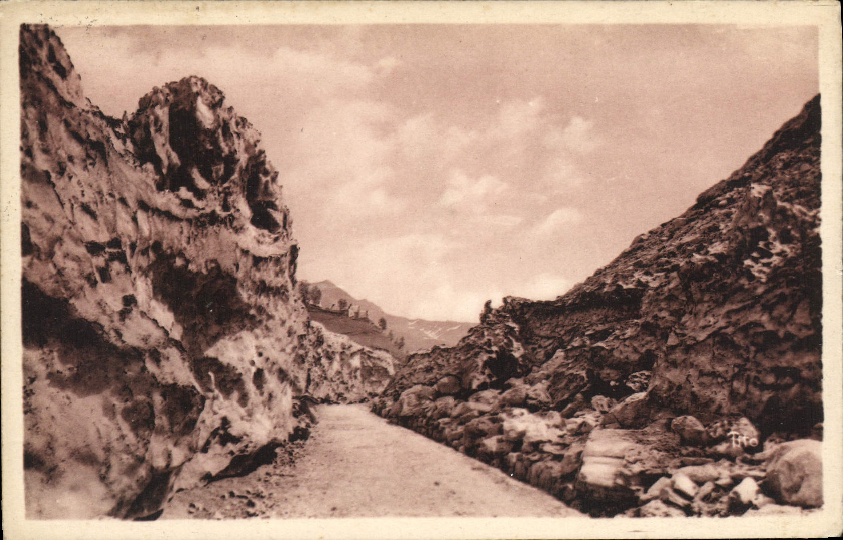 Route entre falaises — Capvern, Hautes-Pyrénées — Bloc frères, Toulouse