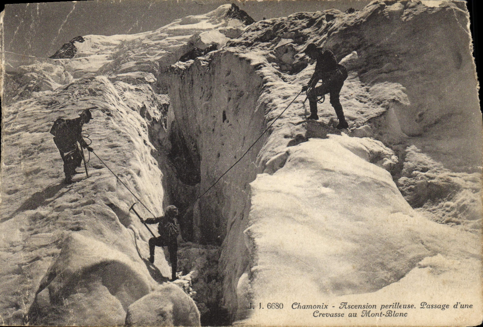 CPA Chamonix ascension Perilleuse Passage d'une crevasse au Mont Blanc alpinisme