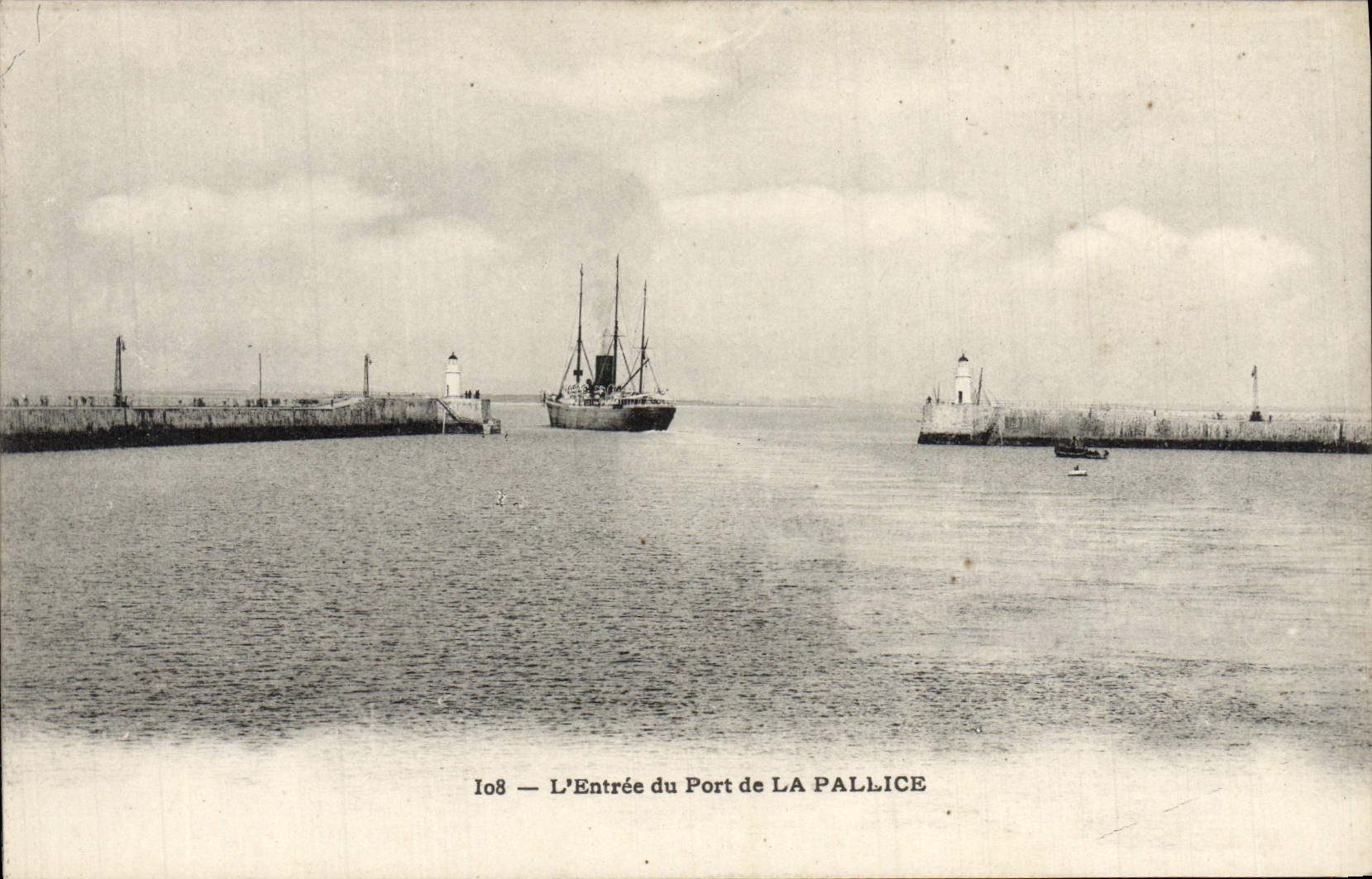 CPA L'Entree du Port de La Pallice Bateau