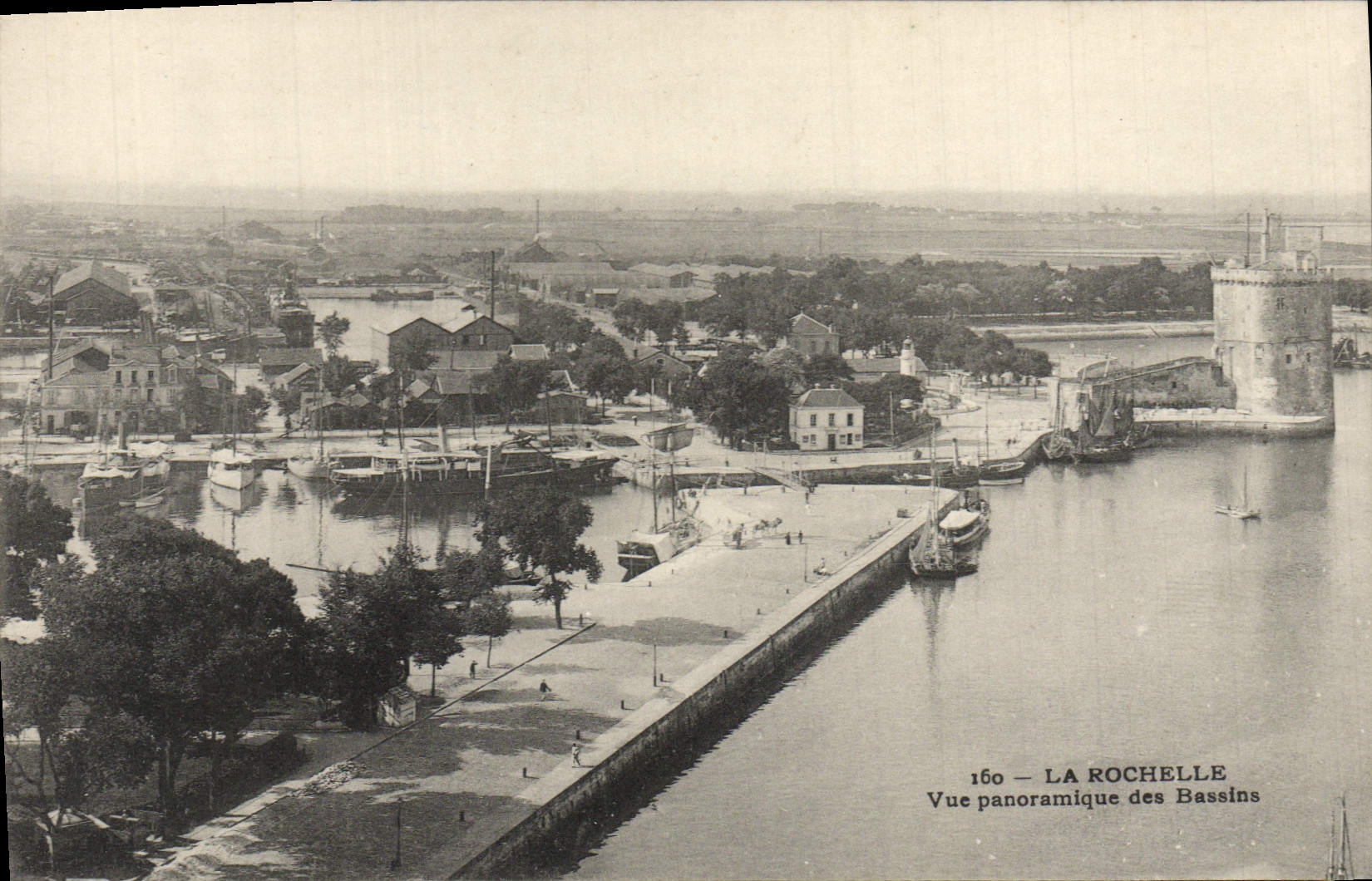 CPA La Rochelle Vue Panoramique des Bassins