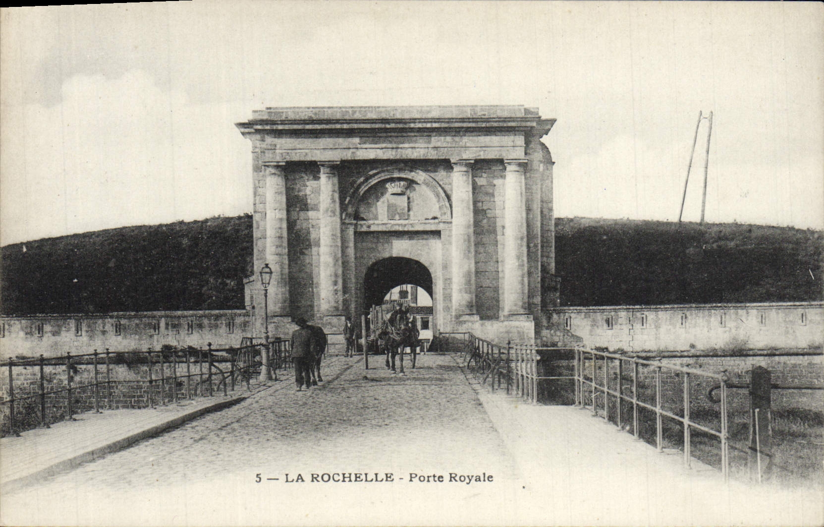 La Rochelle - Porte Royale — vue de l'entrée monumentale avec char à cheval — éditeur inconnu, n°5