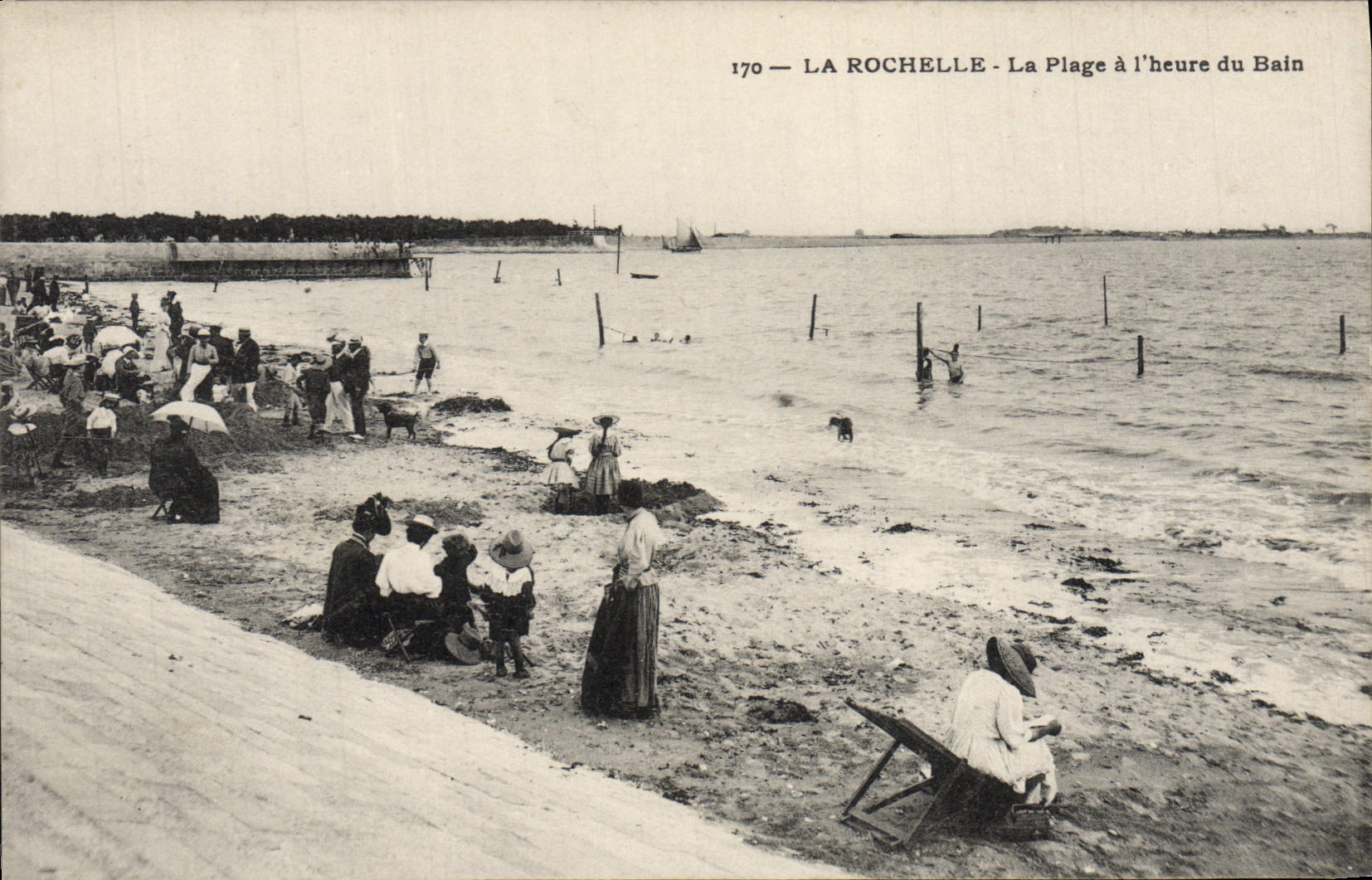 CPA La Rochelle La Plage a l'heure du Bain
