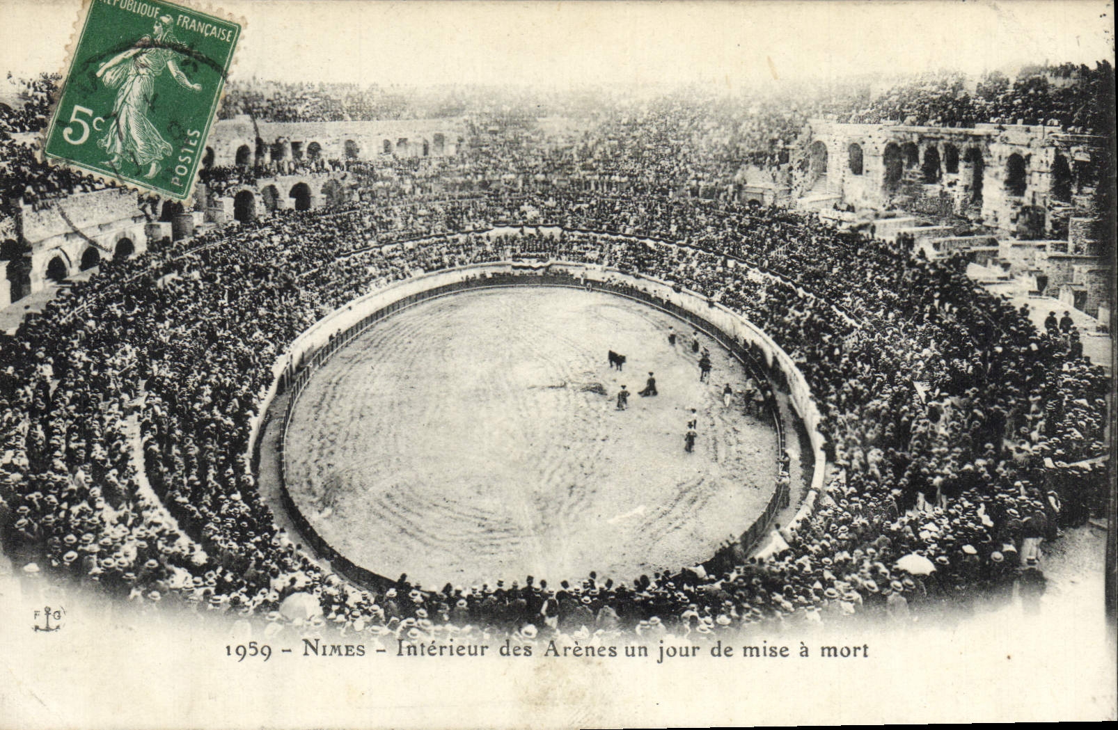 Nîmes — Intérieur des Arènes un jour de mise à mort — éditeur non identifié, n° de série non visible