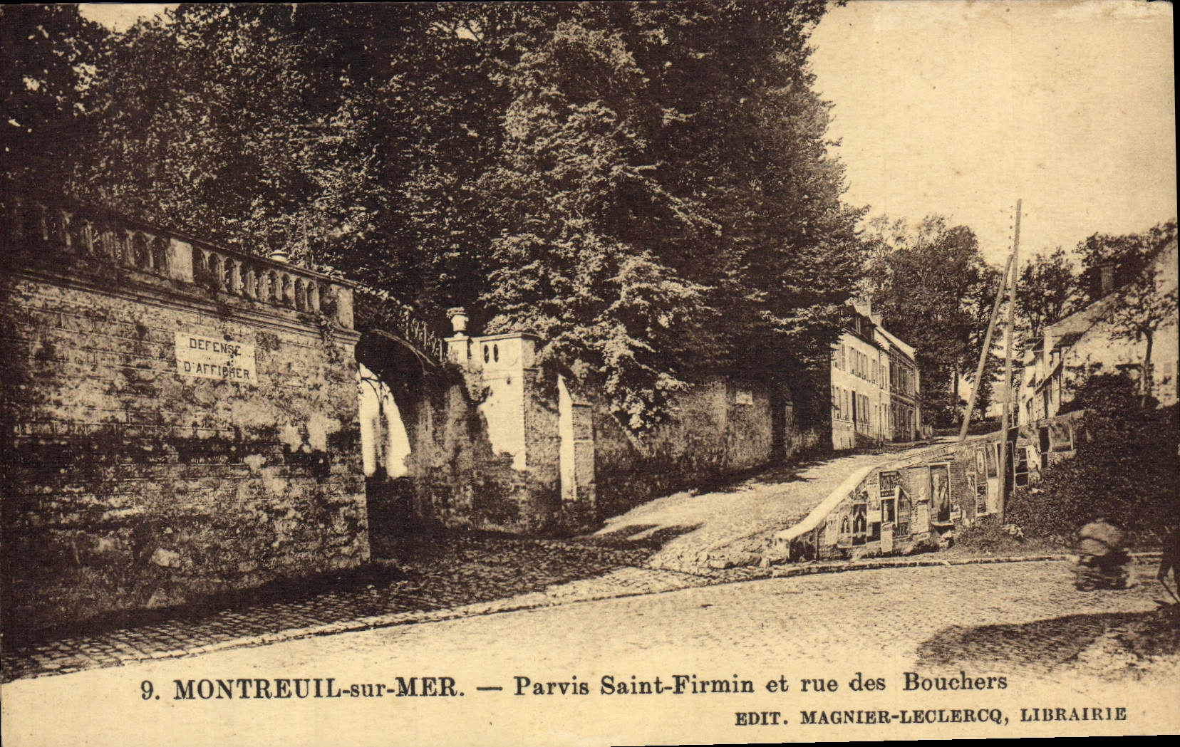Montreuil-sur-Mer — Parvis Saint-Firmin et rue des Bouchers — Édit. Magnier-Leclercq, Librairie