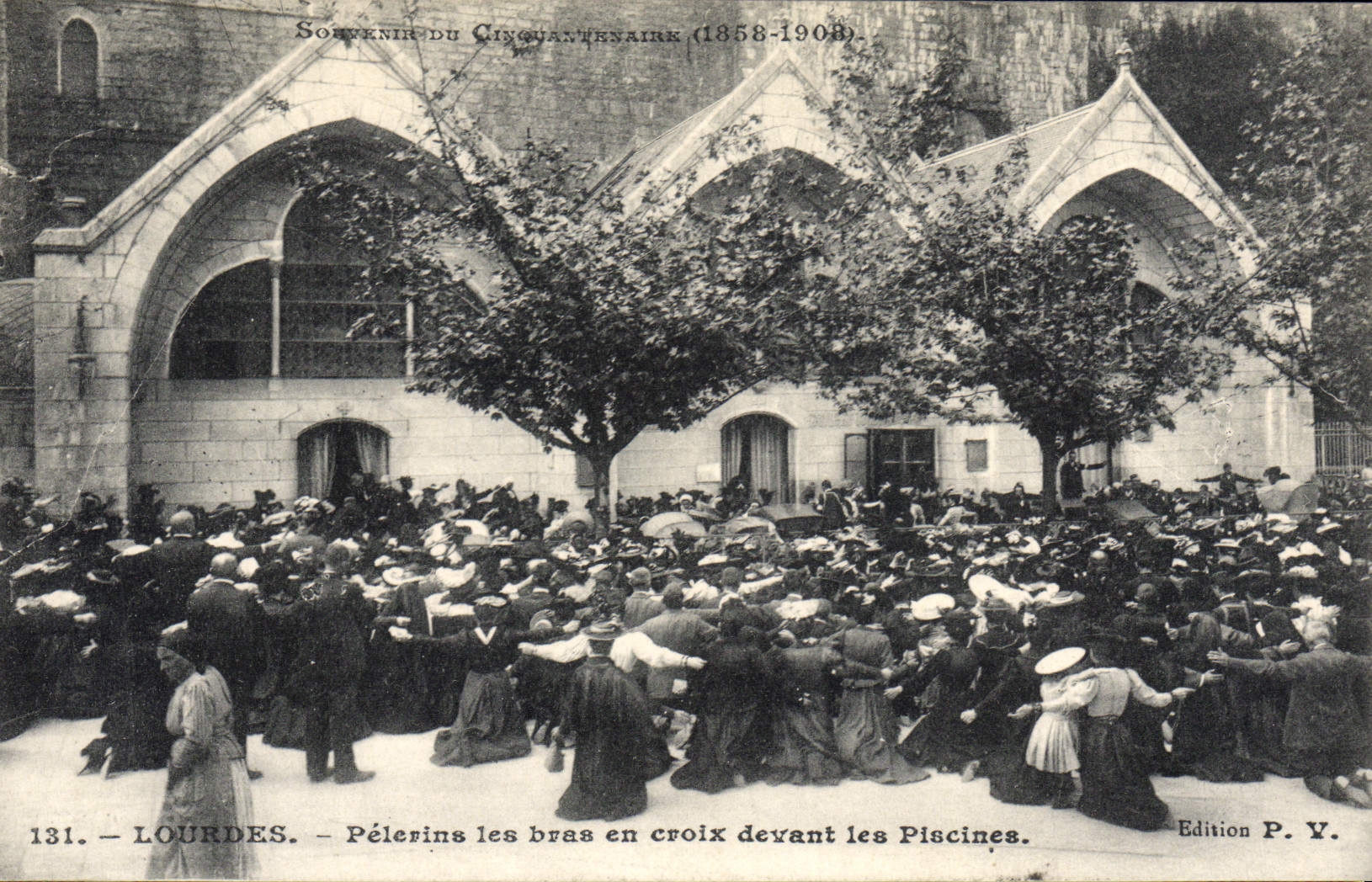 CPA Lourdes Pelerins les Bras en croix devant les Piscines
