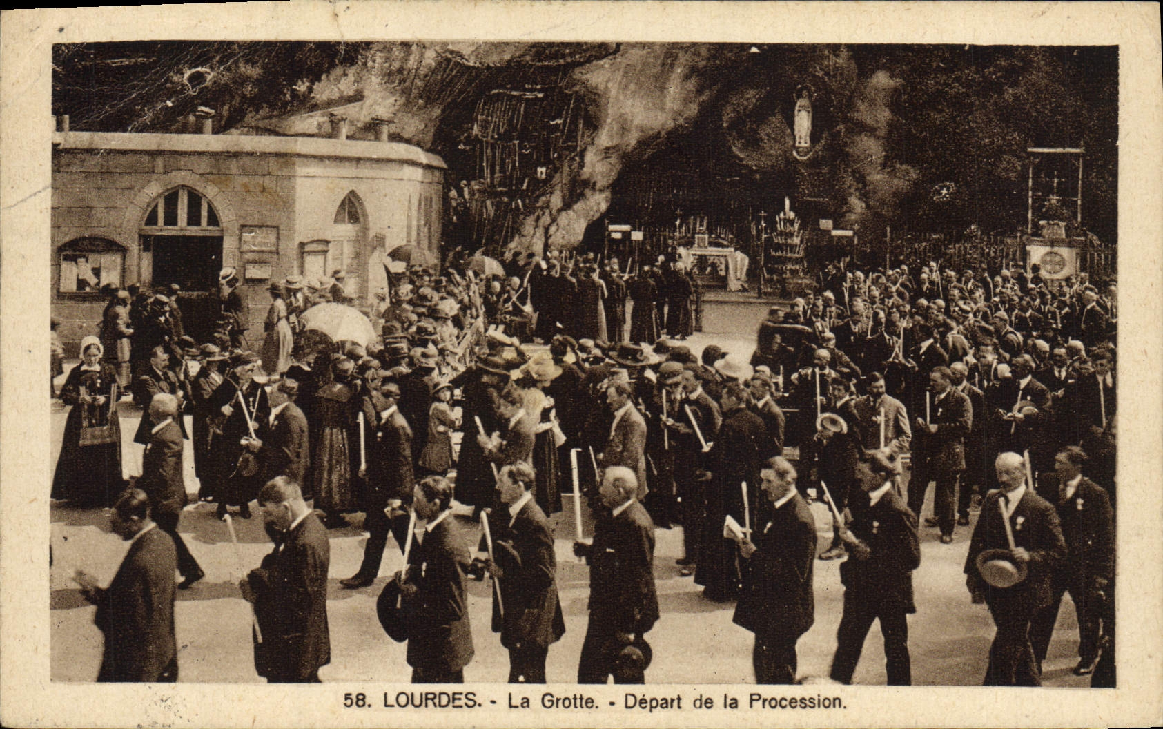 CPA Lourdes La Grotte Depart de la Procession