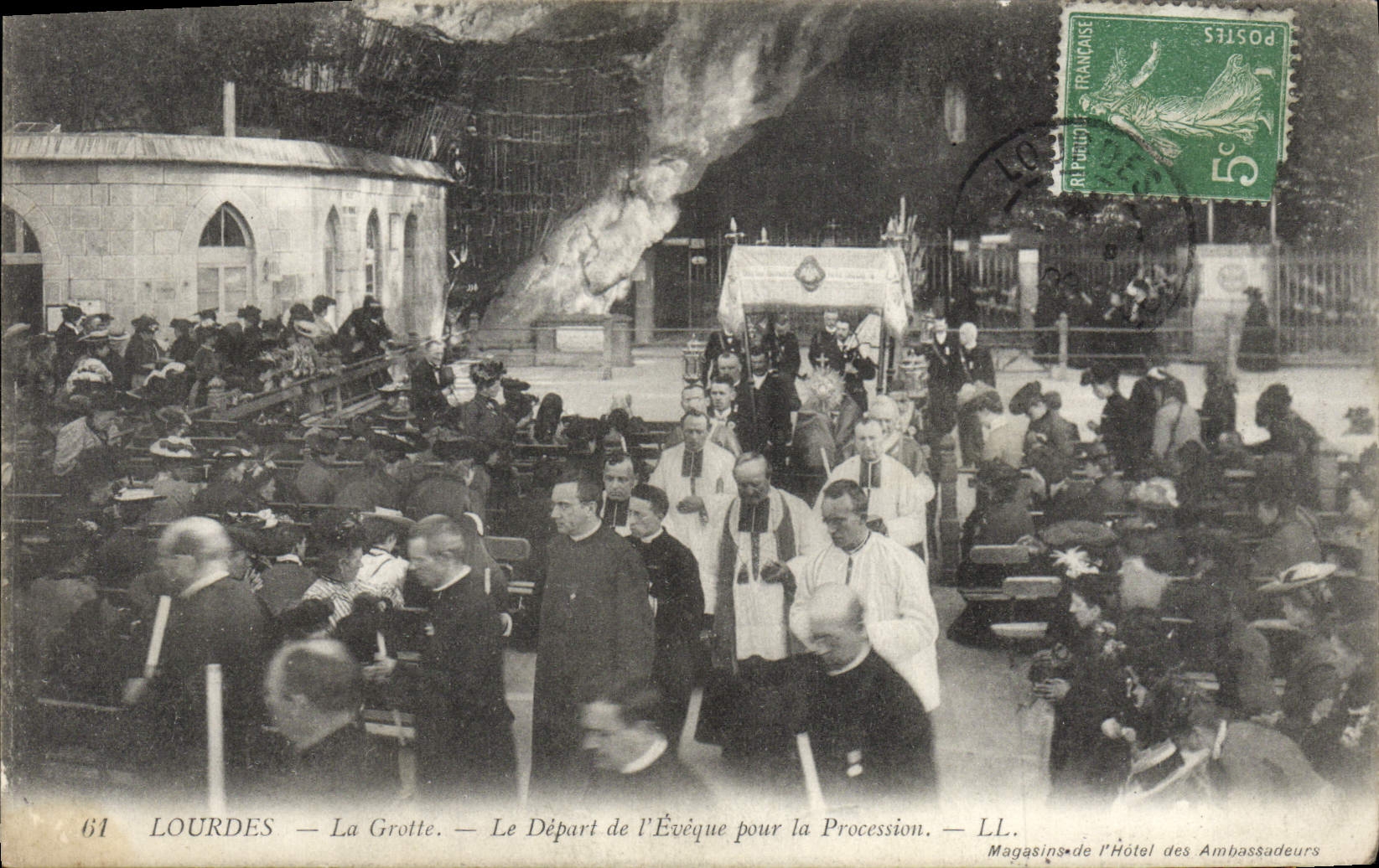 CPA Lourdes La Grotte Le Depart de L'Eveque Pour la Procession