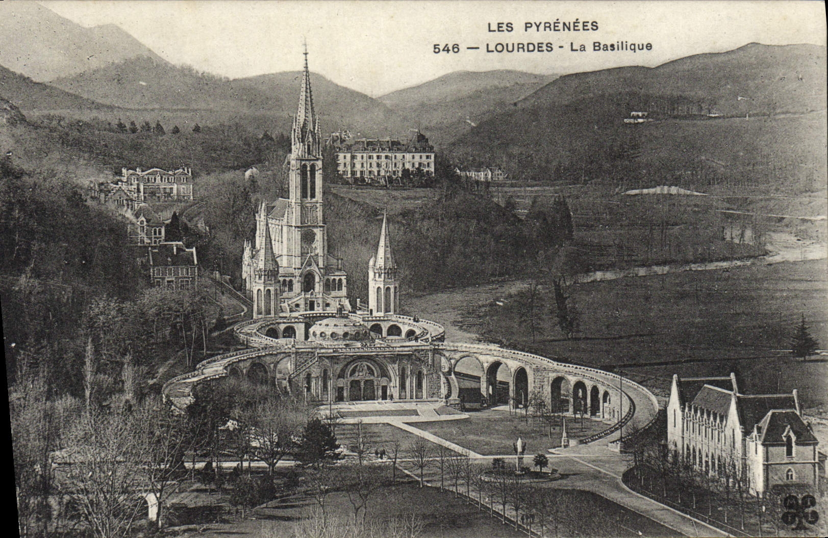 CPA Lourdes La Basilique