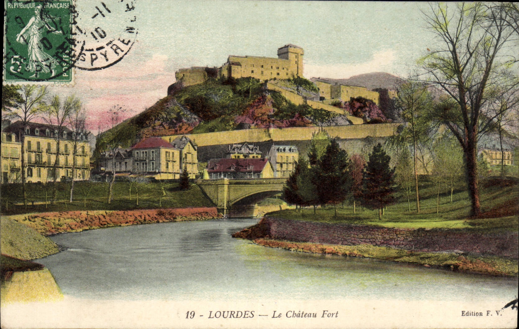 CPA Lourdes Le Chateau fort