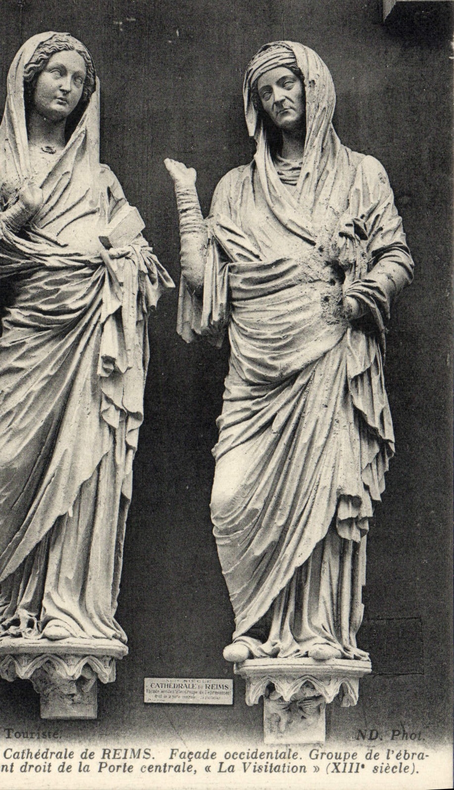 Cathédrale de Reims — Façade occidentale, groupe de « La Visitation » (XIIIe siècle) — ND. Phot.
