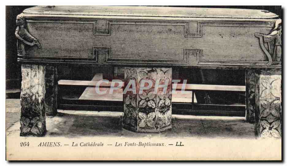CPA Amiens La Cathedrale Les Fonts baptismaux