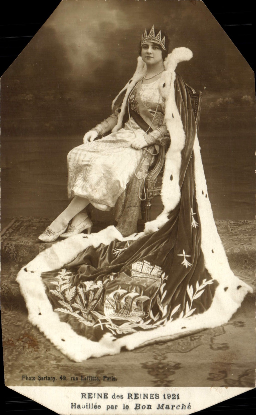 CPA Reine De Reines 1921 Habille par le Bon March Femme Bateau