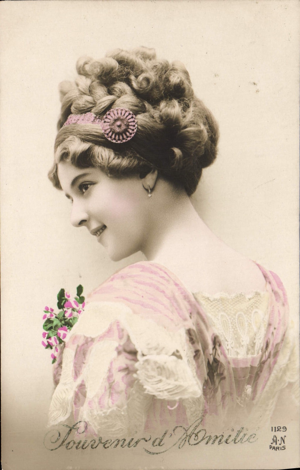 Jeune femme en robe rose — Souvenir d'Amilicie — J.A.-N. Paris, n°1129
