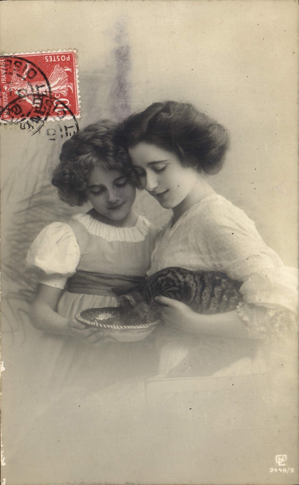 CPA Fantaisie Femmes Chat Chaton 
