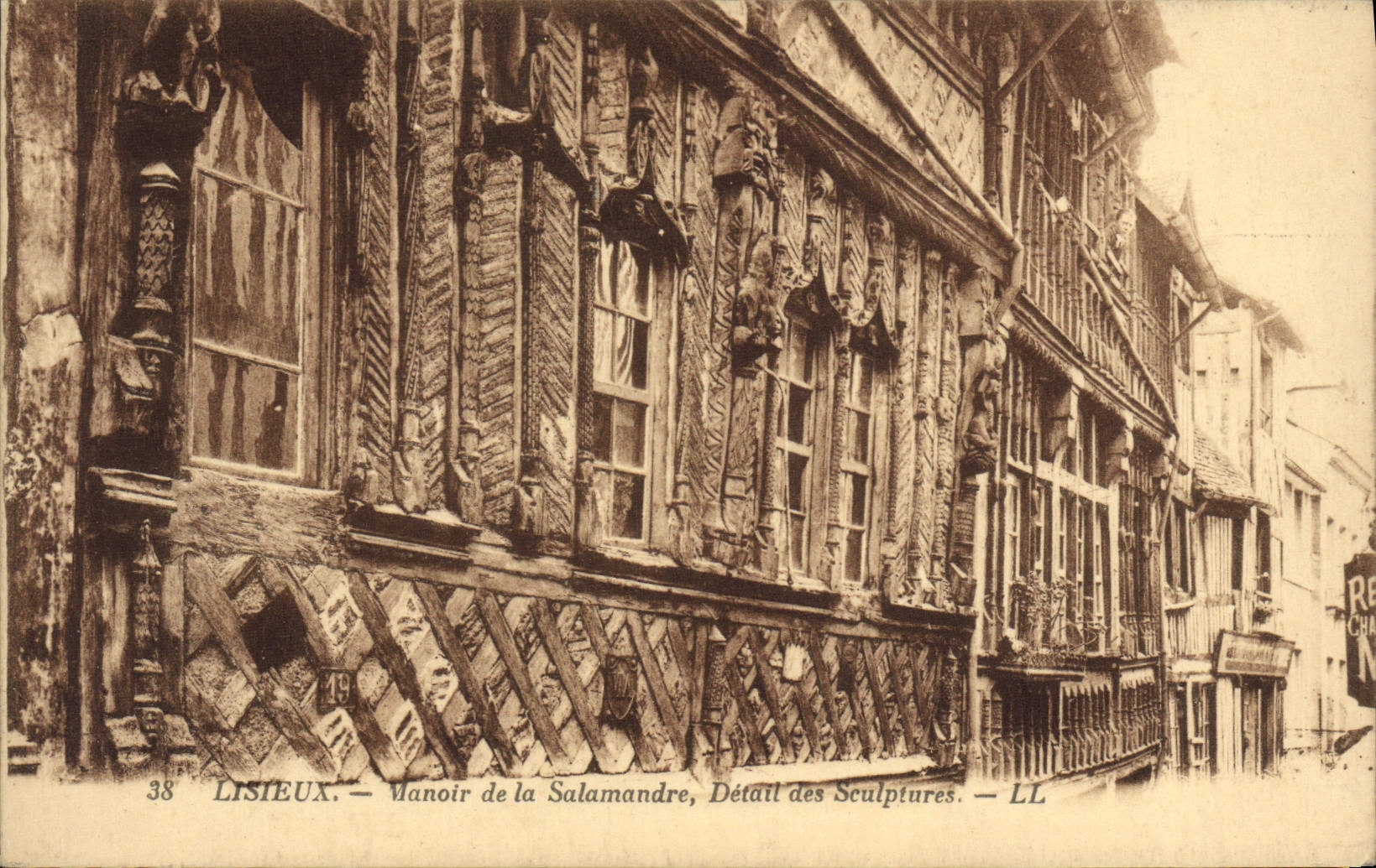 Lisieux — Manoir de la Salamandre, Détail des Sculptures — LL