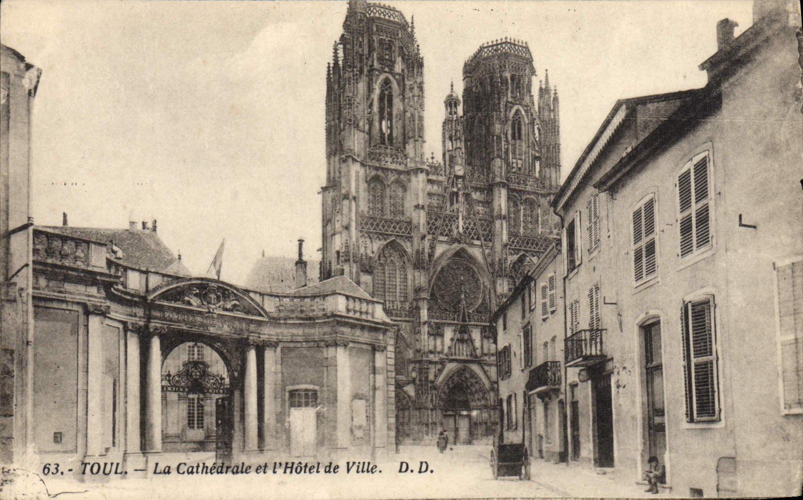 Toul — La Cathédrale et l'Hôtel de Ville — D.D.