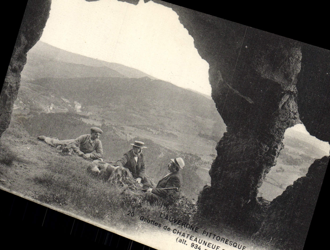Grottes de Châteauneuf — vue pittoresque — L'Auvergne