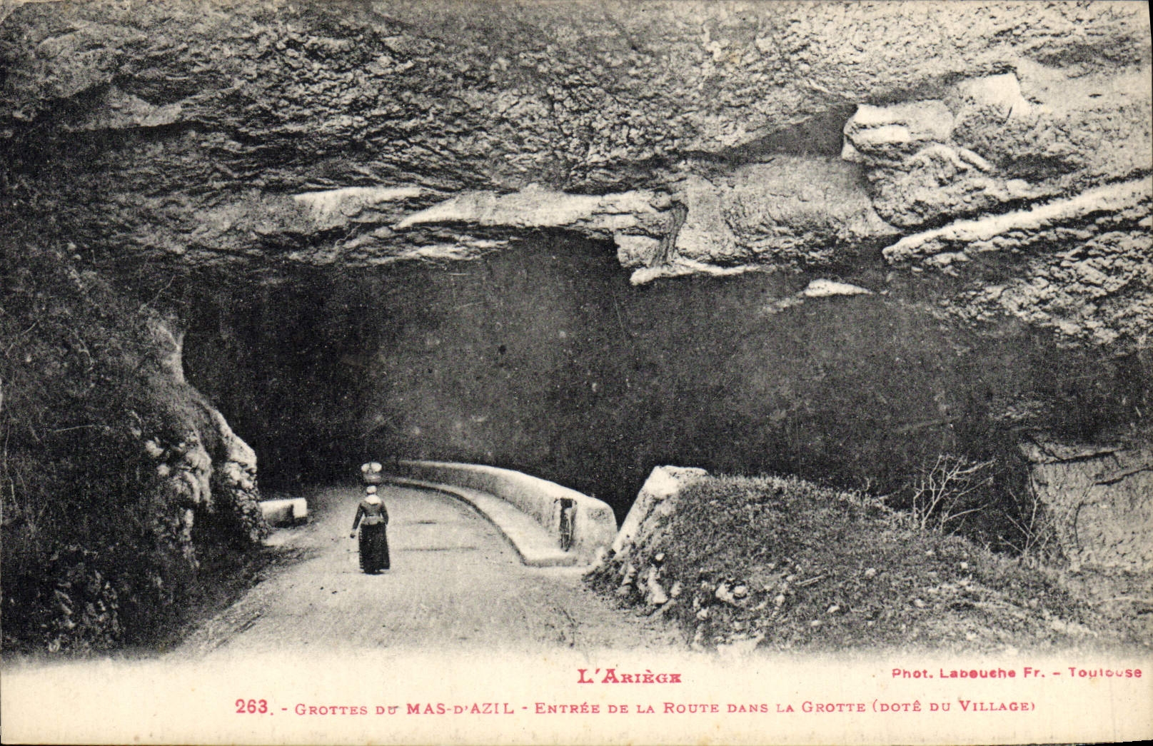 Grottes du Mas-d'Azil - Eingang der Straße in die Höhle (mit dem Dorf) — L'Ariège — Phot. Labouche Fr. - Toulouse