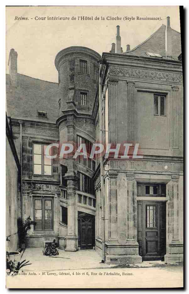 Reims - Cour intérieure de l'Hôtel de la Cloche (Style Renaissance) — H. Leroy, 4 bis et 6, Rue de l'Arbalète, Reims